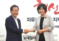 [포토] 악수 나누는 홍준표 자유한국당 대표와 정의당 이정미 신임 대표