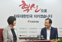 [포토] 대화 나누는 홍준표-이정미