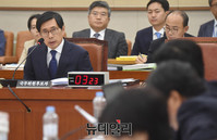 [포토] 질문에 답하는 박상기 법무부 장관 후보자