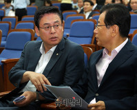 [포토] 대화 나누는 정우택-이현재