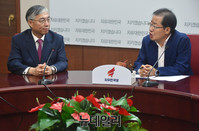 [포토] 대화 나누는 홍준표 자유한국당 대표와 추궈홍 주한중국대사