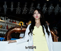 [포토] 흰가운 입고 등장하는 경리