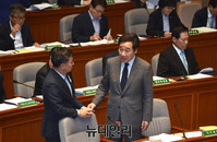 [포토] 대화 나누는 이낙연 국무총리와 김동연 경제부총리