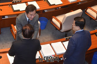 [포토] 야당 의원들과 인사 나누는 이낙연 국무총리와 부총리들