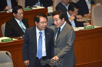 [포토] 대화 나누는 이낙연 국무총리와 백재현 예결위원장