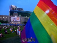 [포토] 서울광장서 열린 '동성애' 퀴어 개막식...15일 퍼레이드 예정