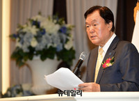 [포토] 자유총연맹 청년회장 합동연수 격려사하는 김경재 총재