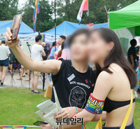 [포토] 기념사진 찍는 퀴어축제참가자들