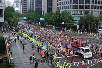 [포토] 거리행진하는 퀴어축제 참가자들