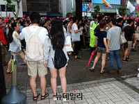 [포토] '퀴어퍼레이드' 바라보는 커플들