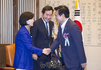 [포토] 인사하는 민주당 추미애 대표와 한국당 정우택 원내대표