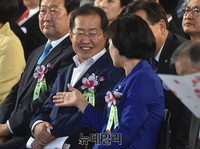 [포토] 악수 나누는 홍준표-추미애