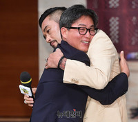 [포토] 고동선 감독과 포옹하는 최민수