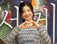 [포토] 정채연, 남심 사로잡는 손하트