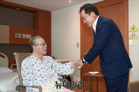 [포토] 김종필 전 총리 찾은 자유한국당 홍준표 대표