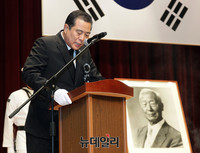 [포토] 이승만 추모 기도하는 송기성 목사