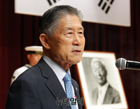 [포토] 이승만 대통령 제52주기 추모사하는 이준 전 국방부장관