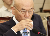 [포토] 물마시는 이효성 방송통신위원장 후보자