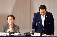 [포토] 전국교육감 간담회서 인사하는 김상곤 장관