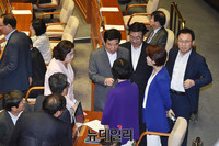 [포토] 정부조직개편안 가결로 밝은 분위기의 더불어민주당