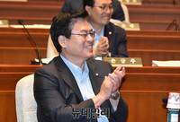 [포토] 자유한국당 의원총회 참석한 정우택 원내대표