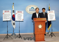 [포토] 자유한국당 5행시 결과 발표하는 박성중 본부장