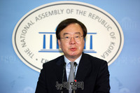 [포토] 공정방송 관련 발언하는 강효상 자유한국당 대변인