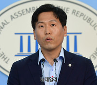 [포토] 군 사망사고 관련 논평 발표하는 손금주 대변인