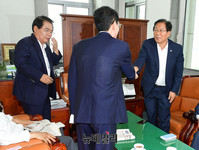 [포토] 악수나누는 김도읍-윤후덕 예결위 간사