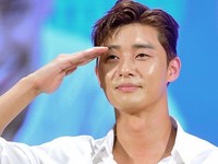 [포토] 박서준, 절도있는 경례