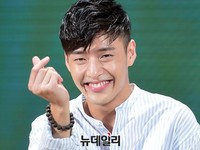 [포토] 강하늘, 팬들에게 하트 선물