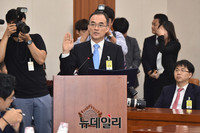 [포토] 선사하는 문무일 검찰총장후보자