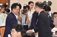 [포토] 의원들과 인사 나누는 문무일 검찰총장 후보자