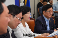 [포토] 추경관련 사과하는 더불어민주당 추미애 대표