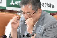 [포토] 안경 고쳐쓰는 국민의당 김태일 혁신위원장