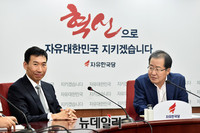 [포토] 제임스최 호주대사 만난 홍준표 자유한국당 대표