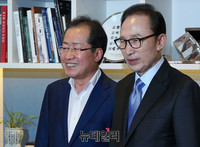 [포토] 기념촬영하는 홍준표-이명박