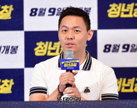 [포토] 청년경찰 메가폰 잡은 김주환 감독