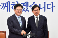 [포토] 악수 나누는 우원식 원내대표와 박상기 법무부장관