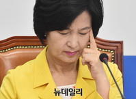 [포토] 생각에 잠기 더불어민주당 추미애 대표