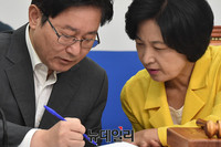 [포토] 대화 나누는 더불어민주당 추미애 대표와 박범계 의원