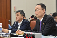 [포토] 질문에 답하는 백운규 산업통상자원부 장관