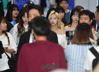 [포토] 시카프2017 전시장에 등장한 우주소녀