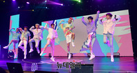 [포토] 타이틀 '어마어마하게' 무대 선보이는 신인그룹 '마이틴'