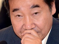 [포토] 코만지는 이낙연 총리