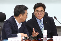 [포토] 대화 나누는 우원식 원내대표와 김동연 경제부총리