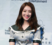 [포토] 드림캐쳐 수아, 남성팬 사로잡는 '꽃미소'