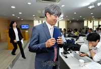 [포토] 브리핑실 나서는 이희진-이윤석 공론화위원회 대변인