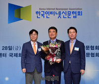 [포토] 공로상 수상한 민병호 데일리안 대표