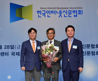 [포토] 공로상 수상한 오연호 오마이뉴스 대표